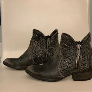 Circle G cut-out shortie ankle boots